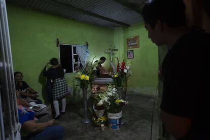 Sepelio de Xóchitl Nayeli Ireneo, una de las víctimas fallecidas en el bar.