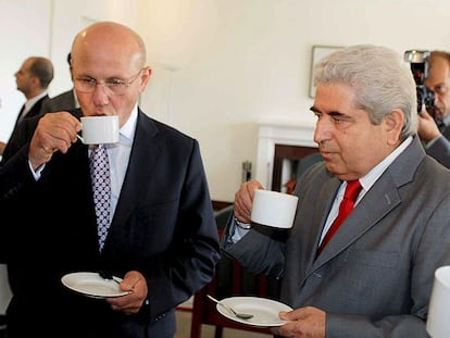 Dimitris Christofias (a la derecha) y Mehmet Alí Talat, durante su reunión de ayer en Nicosia.