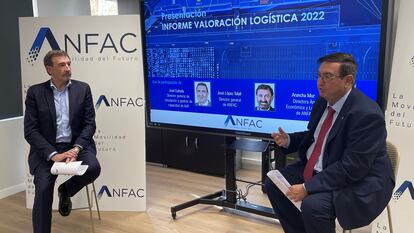De izquierda a derecha: el director general de Anfac, José López-Tafall, junto a José Estrada, director general de circulación y gestión de capacidad de Adif.
