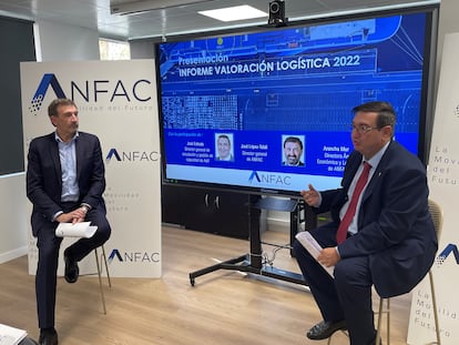De izquierda a derecha: el director general de Anfac, José López-Tafall, junto a José Estrada, director general de circulación y gestión de capacidad de Adif.