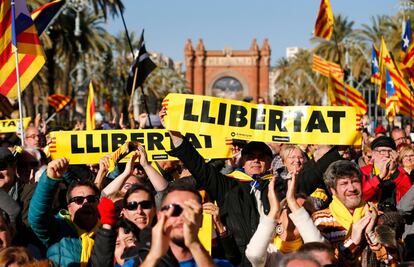 Una multitud de gente observan la sesión del Parlament en el parque de la Ciudadela.