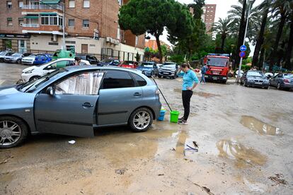 Una mujer, junto a un vehículo afectado por las inundaciones en Cartagena (Murcia), este martes. 