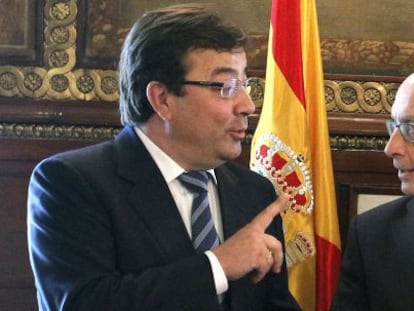 El presidente extreme&ntilde;o, Guillermo Fern&aacute;ndez Vara, conversa con el ministro de Hacienda, Crist&oacute;bal Montoro. 