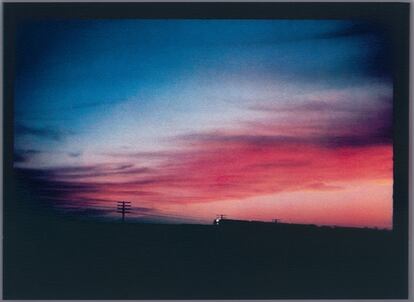 Un tren se desliza sobre el cielo del atardecer. 