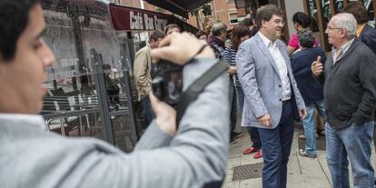 Iñaki Egaña, en el centro, este viernes en Sestao antes de presentar su candidatura a la secretaría general del PSE de Bizkaia.