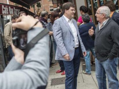 Iñaki Egaña, en el centro, este viernes en Sestao antes de presentar su candidatura a la secretaría general del PSE de Bizkaia.