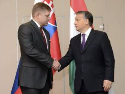 El primer ministro húngaro, Viktor Orban (dcha), estrecha la mano de su homólogo eslovaco, Robert Fico, durante el Foro Económico Húngaro-eslovaco celebrado en la Cámara de Comercio en Budapest (Hungría) hoy.