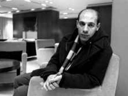 B 32421 (1/FEB/00) -COLOR- ABDELKADER BENALI, ESCRITOR HOLANDES QUE ESTA PROMOCIONANDO EL LIBRO "BODA JUNTO AL MAR" DE ED. MONDADON, Y FUE EXPULSADO DE LA DISCOTECA "NIHTLIFE. -FOTO: MARCEL.LI SAENZ.