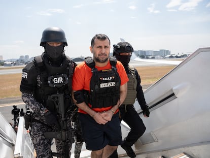 Integrantes del Grupo de Intervención y Rescate custodian a José Adolfo 'Fito' Macías, en Ecuador, este domingo.