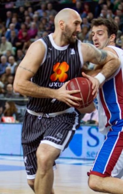 El pivot serbio Milovan Rakovic, disputa un balón en un encuentro con Bilbao basket.