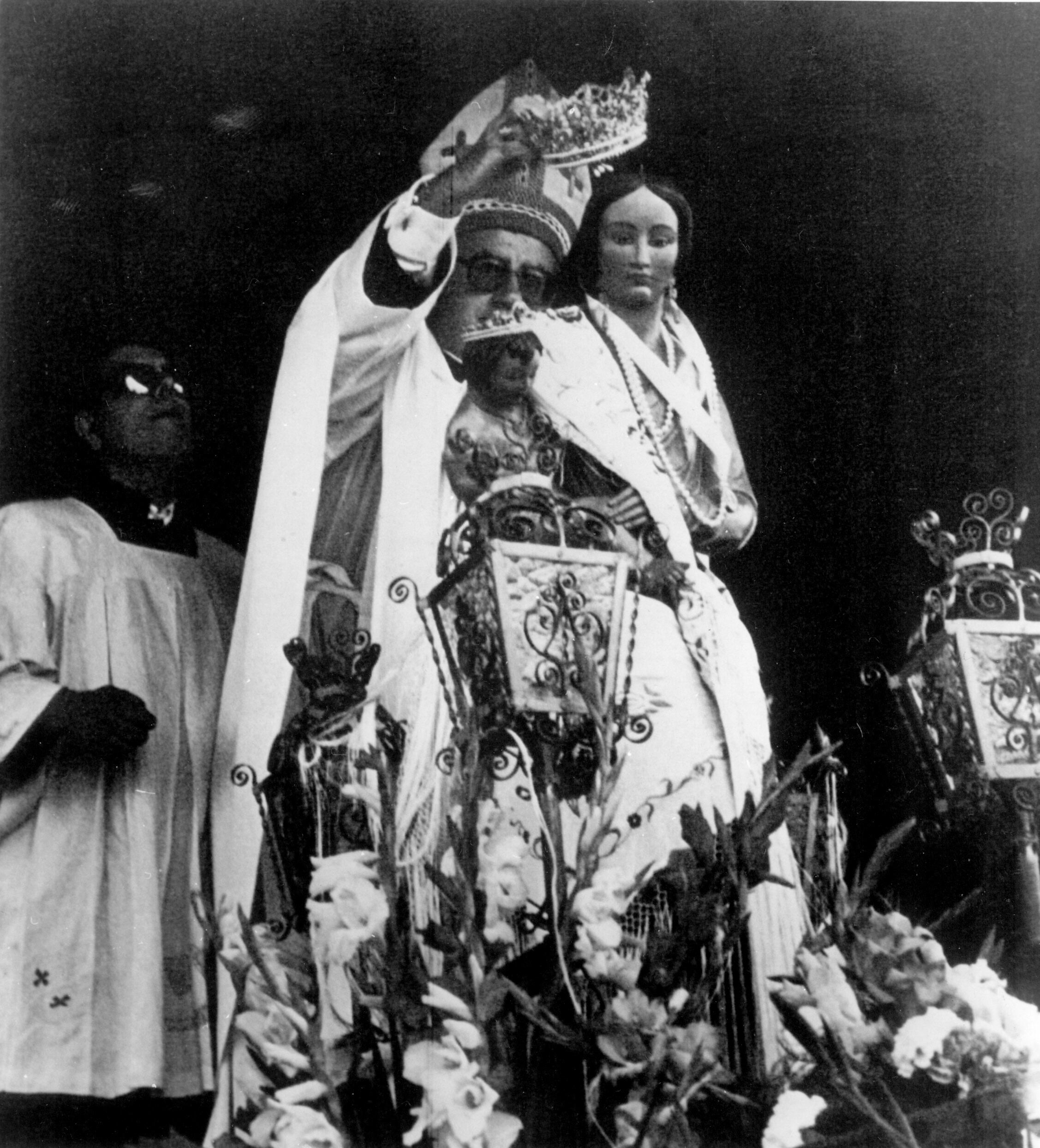 CORONACION CANONICA DE LA MAJARI CALI 
Torrente (Valencia), 29/05/1988.- El arzobispo de Valencia Miguel Roca Cabanellas, procede a la coronación canónica de la Majarí Calí (La Virgen Gitana). EFE/Primi