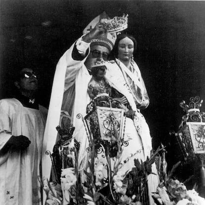 CORONACION CANONICA DE LA MAJARI CALI
Torrente (Valencia), 29/05/1988.- El arzobispo de Valencia Miguel Roca Cabanellas, procede a la coronación canónica de la Majarí Calí (La Virgen Gitana). EFE/Primi