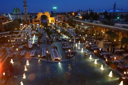 El Bawabet Dimashq, o sea, Puerta de Damasco, se convirtió en el restaurante más grande del mundo según el Guinness de los Records en mayo de 2008. Tiene lugar para 6.014 comensales y unos 20.000 metros cuadrados de superficie. En la foto se puede observar su terraza, que está abierta todo el año excepto de noviembre a enero. Damasco puede no parecer un destino muy seguro para irse de restaurantes, pero el país ha vuelto este año a Fitur y el embajador de Siria en España afirma que Damasco es hoy "más segura que muchas capitales europeas".