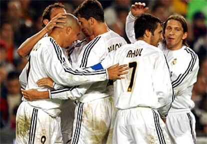 Los jugadores del equipo blanco felicitan a Ronaldo tras el gol que sentenció el encuentro.