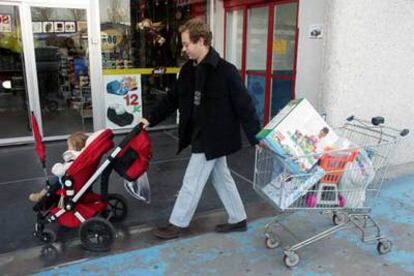 Un padre con su niño, de compras en un centro comercial madrileño.