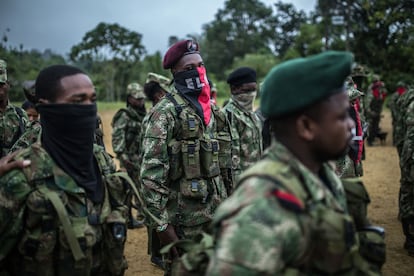 Guerrilleros del ELN se forman en un pueblo del departamento de Chocó, Colombia