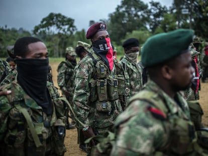 Guerrilleros del ELN se forman en un pueblo del departamento de Chocó, Colombia, el 17 de noviembre de 2017.