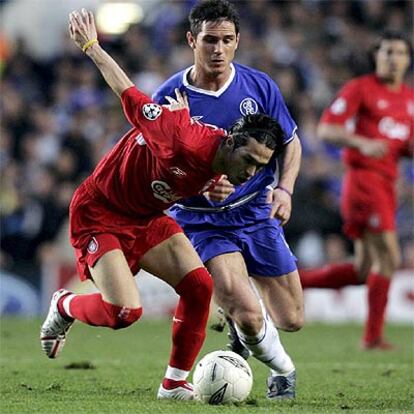 Luis Garcia del Liverpool y Frank Lampard del Chelsea luchan por el balón.