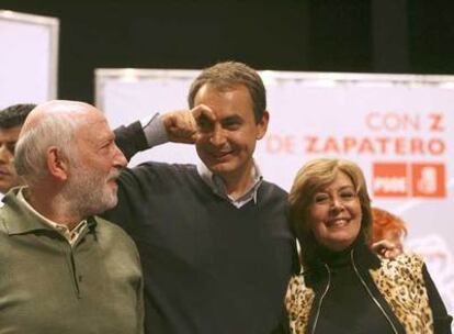 Fotografía de un acto público de Zapatero con Concha Velasco y Álvaro de Luna con la que arranca el vídeo de la Plataforma de Apoyo a Zapatero.