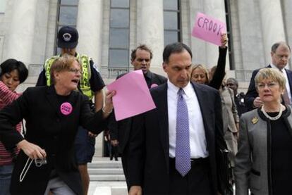 El ex consejero delegado de Lehman, Richard Fuld, sale de prestar declaración en el Congreso de EE UU, en Washington, el 6 de octubre de 2008.