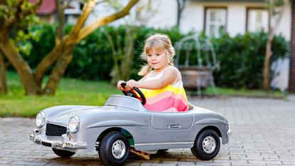 Coches con diseños realistas, retrovisores, luces y sonidos.GETTY IMAGES.