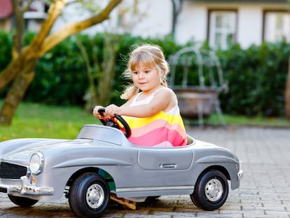 Coches con diseños realistas, retrovisores, luces y sonidos.GETTY IMAGES.