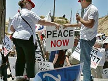 Activistas israelíes ante el asentamiento de Givat Asaf, en Cisjordania.