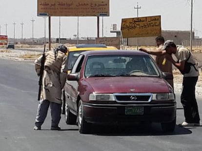 Milicianos del Estado isl&aacute;mico, el jueves en un puesto de control a las afueras de Erbil, al norte de Irak. 