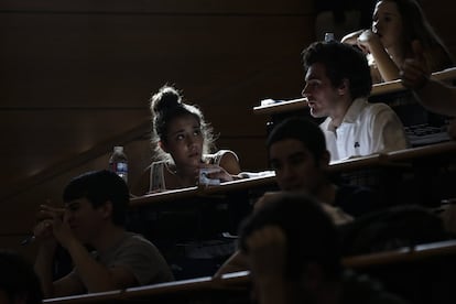 Unos 33.000 alumnos afrontan la EvAU (que sustituye a la antigua Selectividad con contenido muy similar) en la Comunidad de Madrid, número superior al del año pasado (casi 31.000 alumnos entonces) y que traslada a julio en lugar de septiembre los exámenes para los estudiantes que no superen la convocatoria ordinaria.