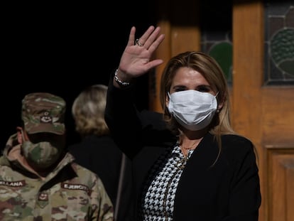 La presidenta interina de Bolivia, Jeanine Áñez, saluda durante un acto en La Paz, el pasado 11 de junio.