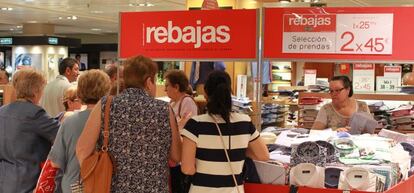 Clientas en un mostrador de El Corte Ingl&eacute;s de Preciados el primer d&iacute;a de rebajas.