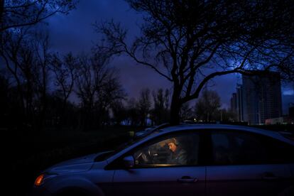 Una mujer, sentada en su automóvil durante el apagón del jueves en Kiev, debido a los cortes de energía programados que se introdujeron a causa de la destrucción de las centrales eléctricas ucranias por ataques rusos. 
