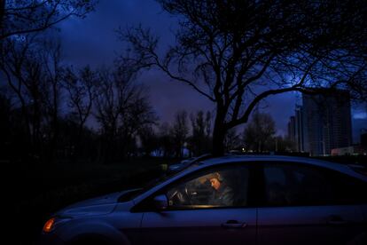 Una mujer, sentada en su automóvil durante el apagón del jueves en Kiev, debido a los cortes de energía programados que se introdujeron a causa de la destrucción de las centrales eléctricas ucranias por ataques rusos.