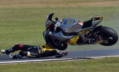 El piloto finlandés de moto2 Mika Kallio sufre una caida durante los entrenamientos