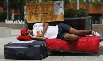 El Atleta Elbendir acampado ante el Ayuntamiento de Alcobendas.