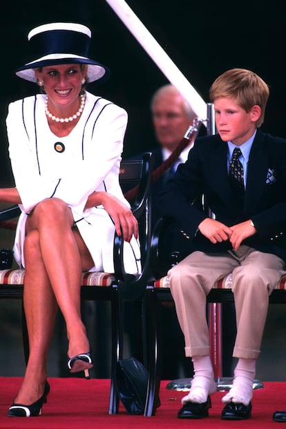 Naturalidad absoluta con sus hijos: en un acto de la armada británica en 1995 el príncipe Harry se quitó los zapatos... como haría cualquier niño.