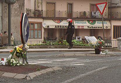 A la izquierda, en primer término, el lugar donde fueron asesinados los <b></b><i>ertzainas.</i> Al fondo, la <b></b><i>herriko taberna</i> de la que sospechan los agentes.