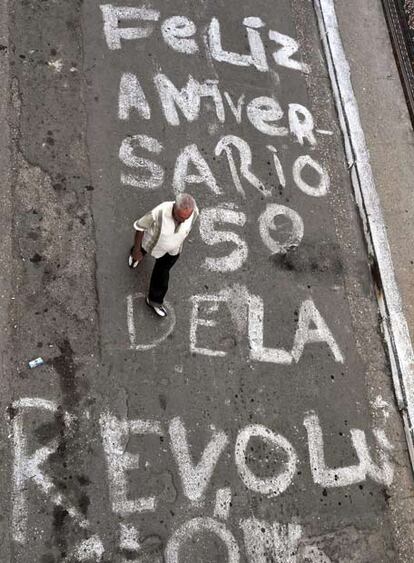 Cincuenta años después de instalarse como proceso político en Cuba, la revolución se encuentra ante la encrucijada de renovarse o morir, la necesidad de encontrar soluciones a su crónica crisis económica y la posibilidad de dar carpetazo a la larga controversia con Estados Unidos.