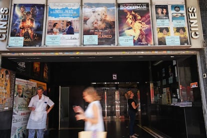 Exterior de los cines Conde Duque, en calle Goya 67, en Madrid.