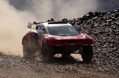 Sebastien Loeb y su copiloto Fabian Lurquin durante una etapa del Rally Dakar.
