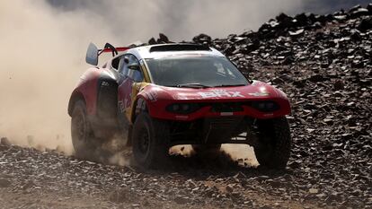 Sebastien Loeb y su copiloto Fabian Lurquin durante una etapa del Rally Dakar.