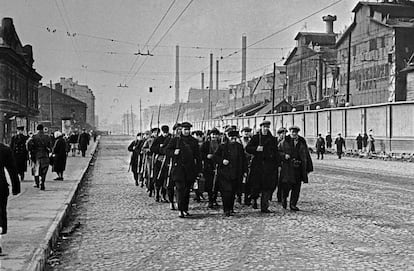 Los habitantes de Leningrado vivieron situaciones de horror. Además de la guerra, tenían que luchar contra el hambre. Quienes hacían trabajos que requerían un esfuerzo físico recibían 600 gramos de pan al día, los trabajaddores estatales 400. Los demás civiles, 300. En la imagen, obreros de la fábrica Kirov.