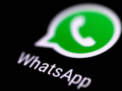 Logo de WhatsApp en la pantalla de un teléfono.