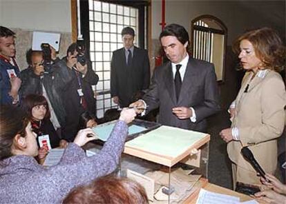 El presidente del Gobierno, José María Aznar, ha acudido a votar acompañado de su esposa, Ana Botella.