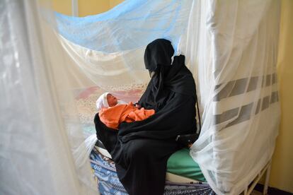 “Aquí todo es gratis. Tienen comida y medicinas para los pacientes. Te tratan muy bien. No quiero dejar este hospital”, dice Fátima, que está con su hermana Makkia, paciente en el hospital materno infantil Al-Qanawis. A Makkia le habían hecho cesárea en dos ocasiones previas y necesitaba otra para alumbrar a su sexto hijo. El problema era el precio. La intervención anterior se la habían hecho cuatro años antes, cuando podía pagar los 300 dólares en un hospital privado, pero su marido ya no obtiene ingresos de manera regular.