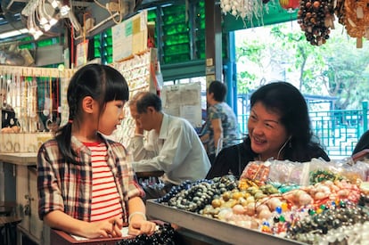En la península de Kowloon vive gente de muchas procedencias, sobre todo en Tsim Sha Tsui, lo que se traduce en opciones gastronómicas diversas. En las calles de Chungking Mansions se encuentran las mejores tiendas indias; en Kimberley St y Austin Avenue hay restaurantes y colmados coreanos; en las calles que rodean el mercado nocturno de Temple Street, en Yau Ma Tei (en la foto, el mercado de Jade), se sirven curris nepalíes, y en Kowloon City hay restaurantes y tiendas tailandesas muy auténticos.
