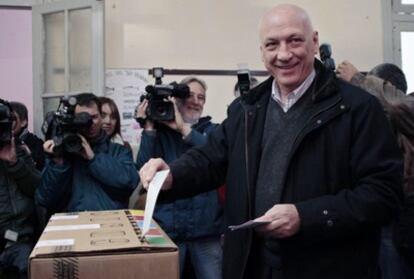 El candidato argentino del Partido Socialista en Santa Fe, Antonio Bonfatti, delante de las urnas