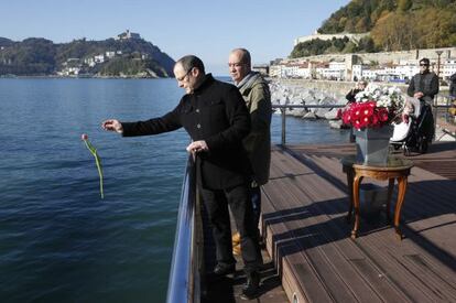 Juan Karlos Izagirre, alcalde de San Sebastián, participa en un acto por las víctimas en diciembre de 2012.