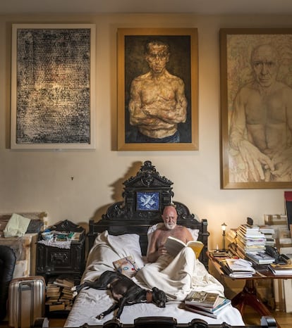 Roberto Polo y Otelo, su whippet inglés, en la cama de su lujosa casa de Bruselas