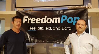 Stephen Stokols, CEO de FreedomPop (I) y Oscar Ortega, director de operaciones en España.